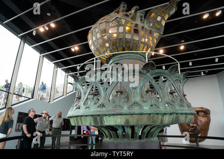 Die Statue des ursprünglichen Fackel der Freiheit steht im Mittelpunkt des einen großen Raum in der Freiheitsstatue Museum, das im Mai 2019 auf Liberty Island eröffnet. Stockfoto