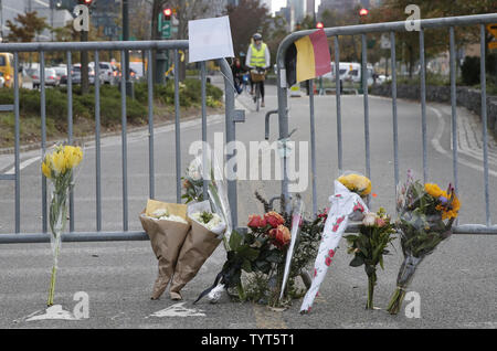 Menschen auf Fahrrädern fahren durch ein Denkmal von Blumen in der Nähe des Radwegs, die wieder aufgenommen einen Tag nach einem der Home Depot Lkw durch Verlassen 8 Tote und mehr als ein Dutzend verletzt in Lower Manhattan am 1. November 2017 in New York City zugeschlagen. Der Verdächtige in Untersuchungshaft, Sayfullo Habibullaevic, fuhr bewusst einer gemieteten Home Depot Stapler auf einer viel befahrenen Radweg in der Nähe des World Trade Center in Manhattan, acht Menschen getötet und 11 schwer verletzt andere, dann aus dem Fahrzeug zu schreien und schwingt, Schußwaffenattrappen, bevor er von der Polizei erschossen wurde, entstanden. Foto von John angelillo/UPI Stockfoto