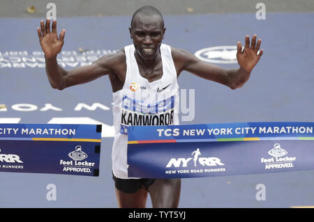 Geoffrey Kamworor von Kenia feiert der Überquerung der Finnischen line Nach dem Gewinn der Männer NYRR TCS New York City Marathon in New York City am 5. November 2017. 50.000 Läufer aus den Big Apple und rund um die Welt lief durch die fünf Stadtteile auf einem Kurs, der von der Verrazano Bridge vor dem Überqueren der Ziellinie durch Taverne auf dem Grün im Central Park. Foto von Dennis Van Tine/UPI Stockfoto