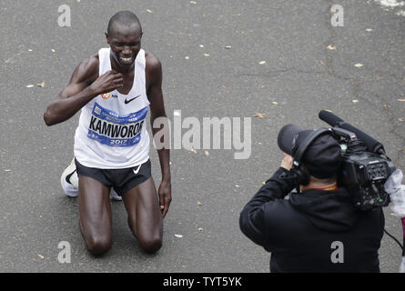 Geoffrey Kamworor von Kenia feiert nach dem Gewinn der Männer NYRR TCS New York City Marathon in New York City am 5. November 2017. 50.000 Läufer aus den Big Apple und rund um die Welt lief durch die fünf Stadtteile auf einem Kurs, der von der Verrazano Bridge vor dem Überqueren der Ziellinie durch Taverne auf dem Grün im Central Park. Foto von Dennis Van Tine/UPI Stockfoto