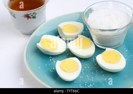 Closeup Scheiben gekochte Eier mit Salz Stockfoto