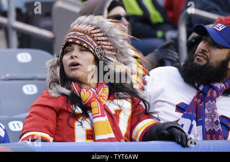 Ein Kansas City Chiefs Lüfter sitzt in der ersten Reihe, wenn die Leiter der New York Giants in Woche 11 der NFL an MetLife Stadium in East Rutherford, New Jersey spielen am 19. November 2017. Die Riesen besiegt die Leiter 12-9 in den überstunden. Foto von John angelillo/UPI Stockfoto