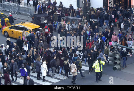 Käufer und Fußgänger zu Fuß in Herald Square am Schwarzen Freitag in New York City am 24. November 2017. Seit über einem Jahrzehnt, Schwarzer Freitag ist traditionell der offizielle Start in die geschäftige Buying binge zwischen Thanksgiving und Weihnachten eingeklemmt worden. Foto von John angelillo/UPI Stockfoto