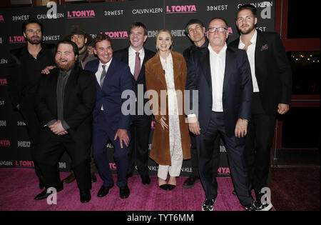 Ricky Russert, Margot Robbie, Paul Walter Hauser, Sebastian Stan und andere Darsteller ankommen auf dem roten Teppich an der 'ICH, Tonya" New York Premiere auf Dorf östlich Kino am 28. November 2017 in New York City. Foto von John angelillo/UPI Stockfoto