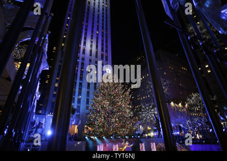 Der Weihnachtsbaum leuchtet zum ersten Mal in dieser Saison auf der 85. jährlichen Zeremonie Weihnachtsbaum am Rockefeller Center in New York City am 29. November 2017. Tausende von Nachtschwärmern überfüllt die Bürgersteige für die Veranstaltung. Der Baum" leuchtet weiterhin, und kann bis 21.00 Uhr am 7. Januar 2018 gesehen werden. Foto von John angelillo/UPI Stockfoto