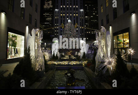 Der Weihnachtsbaum leuchtet zum ersten Mal in dieser Saison auf der 85. jährlichen Zeremonie Weihnachtsbaum am Rockefeller Center in New York City am 29. November 2017. Tausende von Nachtschwärmern überfüllt die Bürgersteige für die Veranstaltung. Der Baum" leuchtet weiterhin, und kann bis 21.00 Uhr am 7. Januar 2018 gesehen werden. Foto von John angelillo/UPI Stockfoto