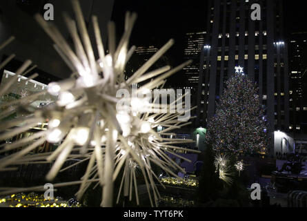 Der Weihnachtsbaum leuchtet zum ersten Mal in dieser Saison auf der 85. jährlichen Zeremonie Weihnachtsbaum am Rockefeller Center in New York City am 29. November 2017. Tausende von Nachtschwärmern überfüllt die Bürgersteige für die Veranstaltung. Der Baum" leuchtet weiterhin, und kann bis 21.00 Uhr am 7. Januar 2018 gesehen werden. Foto von John angelillo/UPI Stockfoto