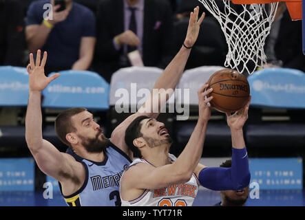 Memphis Grizzlies Marc Gasol verteidigt New York Knicks Enes Kanter unter dem Korb im ersten Quartal im Madison Square Garden in New York City am 6. Dezember 2017. Foto von John angelillo/UPI Stockfoto