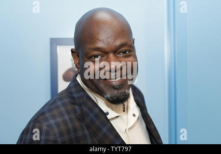 Pro Football Hall of Famer Emmitt Smith lächelt als er steht am Eingang zu einem Fußball-themed Charmin Restroom, die der Öffentlichkeit im Times Square in New York City am 12. Dezember 2017 offen ist. Pro Football Hall of Famer Emmitt Smith hosts Erste WC-Schüssel Ereignis und spendet 10.000 $ von Special Olympics. Vorsitzender Toiletten sind kostenlos und verfügen über 14 individuell eingerichtet und gestaltet und private Ställe. Foto von John angelillo/UPI Stockfoto