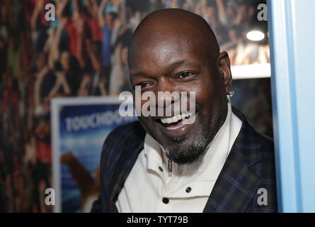 Pro Football Hall of Famer Emmitt Smith lächelt als er steht in einem Fußball-themed Charmin Restroom, die der Öffentlichkeit im Times Square in New York City am 12. Dezember 2017 offen ist. Pro Football Hall of Famer Emmitt Smith hosts Erste WC-Schüssel Ereignis und spendet 10.000 $ von Special Olympics. Vorsitzender Toiletten sind kostenlos und verfügen über 14 individuell eingerichtet und gestaltet und private Ställe. Foto von John angelillo/UPI Stockfoto