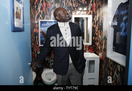 Pro Football Hall of Famer Emmitt Smith lächelt als er steht in einem Fußball-themed Charmin Restroom, die der Öffentlichkeit im Times Square in New York City am 12. Dezember 2017 offen ist. Pro Football Hall of Famer Emmitt Smith hosts Erste WC-Schüssel Ereignis und spendet 10.000 $ von Special Olympics. Vorsitzender Toiletten sind kostenlos und verfügen über 14 individuell eingerichtet und gestaltet und private Ställe. Foto von John angelillo/UPI Stockfoto