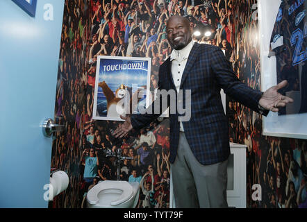 Pro Football Hall of Famer Emmitt Smith lächelt als er steht in einem Fußball-themed Charmin Restroom, die der Öffentlichkeit im Times Square in New York City am 12. Dezember 2017 offen ist. Pro Football Hall of Famer Emmitt Smith hosts Erste WC-Schüssel Ereignis und spendet 10.000 $ von Special Olympics. Vorsitzender Toiletten sind kostenlos und verfügen über 14 individuell eingerichtet und gestaltet und private Ställe. Foto von John angelillo/UPI Stockfoto