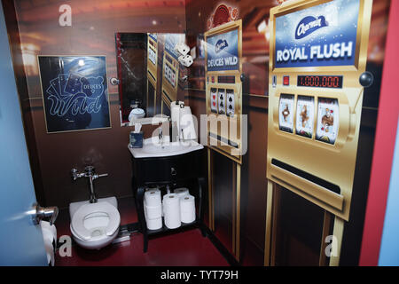 Ein Casino themed Charmin Toiletten der Öffentlichkeit am Times Square in New York City am 12. Dezember 2017 offen ist. Pro Football Hall of Famer Emmitt Smith hosts Erste WC-Schüssel Ereignis und spendet 10.000 $ von Special Olympics. Vorsitzender Toiletten sind kostenlos und verfügen über 14 individuell eingerichtet und gestaltet und private Ställe. Foto von John angelillo/UPI Stockfoto