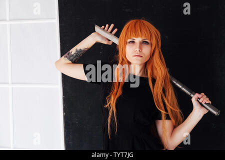 Jungen Samurai Frauen Mit Japanischen Sword Katana Bei Sonnenuntergang Am Strand Stockfotografie Alamy