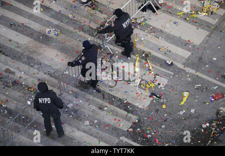 NYPD Polizisten bleiben in einem fast leeren Times Square so sauber bis auf Silvester in New York City am 1. Januar 2018 beginnt. Die Temperaturen werden in der Teens als schätzungsweise eine Million Menschen werden in Times Square Silvester und über eine Milliarde wird sein Ansehen in der Welt als die traditionellen Waterford Crystal Ball drop Salzen in 2018. Foto von John angelillo/UPI Stockfoto