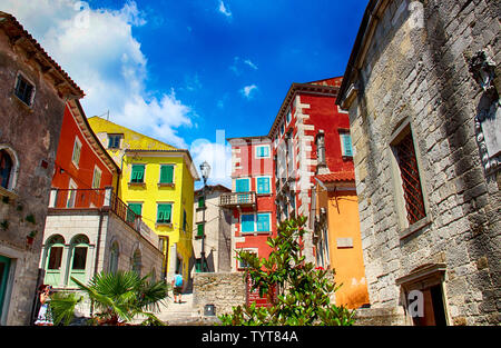 Blick auf die bunten Häuser der Stadt Labin, Istrien, Kroatien. Es ist blauer Himmel im Hintergrund. Stockfoto