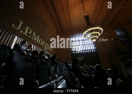 Die Zuschauer sitzen in Vanderbilt Hall und der j.p. Watch Morgan Turnier der Meister Professional Squash Turnier im Grand Central Terminal in New York City am 18. Januar 2018. Das jährliche Turnier wird festgelegt durch Januar 25th, um fortzufahren. Foto von John angelillo/UPI Stockfoto