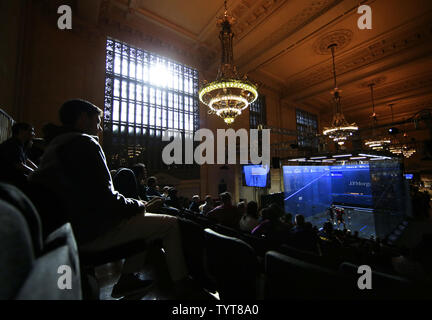 Die Zuschauer sitzen in Vanderbilt Hall und der j.p. Watch Morgan Turnier der Meister Professional Squash Turnier im Grand Central Terminal in New York City am 18. Januar 2018. Das jährliche Turnier wird festgelegt durch Januar 25th, um fortzufahren. Foto von John angelillo/UPI Stockfoto