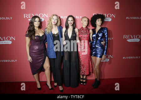 Ashley Graham, Raquel Zimmermann, Revlon, globale Marke Botschafter Gal Gadot, Adwoa Aboah und Imaan Hamam ankommen auf dem roten Teppich beim Revlon Hosts eine Feier der Live Kühn, neue Kampagne der Marke, Dachfenster, modernen am 24. Januar 2018 in New York City. Foto von John angelillo/UPI Stockfoto