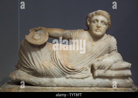 Liegenden Mann mit Omphalos Schüssel. Etruskische alabaster cinerary Urne mit einem Deckel aus dem Grab des Calisna Sepu Familie aus ca. 150 v. Chr. datiert in Malacena (Monteriggioni) gefunden, nun im Alten Museum in Berlin, Deutschland. Stockfoto