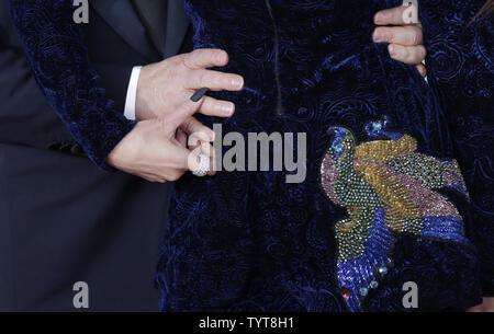 Tommy Mottola und Thalia ankommen auf dem roten Teppich am Clive Davis und Recording Academy Pre-GRAMMY Gala und GRAMMY Gruß zu Industrie Ikonen Ehren Jay-Z am 27. Januar 2018 in New York City. Foto von John angelillo/UPI Stockfoto