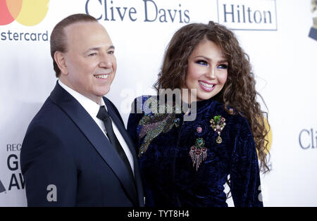 Tommy Mottola und Thalia ankommen auf dem roten Teppich am Clive Davis und Recording Academy Pre-GRAMMY Gala und GRAMMY Gruß zu Industrie Ikonen Ehren Jay-Z am 27. Januar 2018 in New York City. Foto von John angelillo/UPI Stockfoto