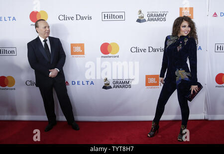 Tommy Mottola und Thalia ankommen auf dem roten Teppich am Clive Davis und Recording Academy Pre-GRAMMY Gala und GRAMMY Gruß zu Industrie Ikonen Ehren Jay-Z am 27. Januar 2018 in New York City. Foto von John angelillo/UPI Stockfoto