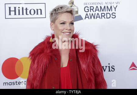 Rosa kommt auf dem roten Teppich am Clive Davis und Recording Academy Pre-GRAMMY Gala und GRAMMY Gruß zu Industrie Ikonen Ehren Jay-Z am 27. Januar 2018 in New York City. Foto von John angelillo/UPI Stockfoto