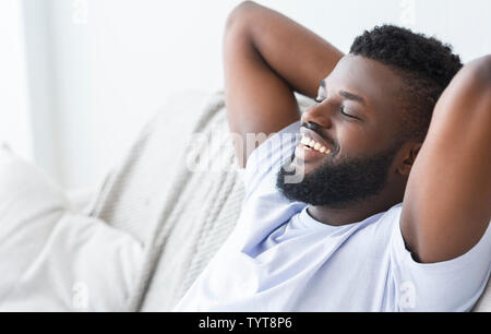 Happy afrikanischer Mann genießen Wochenende, Entspannung zu Hause Stockfoto