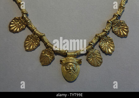 Etruskische gestaltete goldene Halskette in Granulation Technik Vom 6. bis 5. Jahrhundert v. Chr. datiert auf Anzeige im Alten Museum in Berlin, Deutschland. Stockfoto