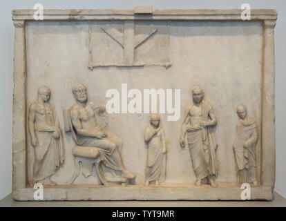 Haus der Philosoph. Hellenistische Marmor grab Relief aus dem 1. Jahrhundert v. Chr. gefunden im Olivenhain auf dem Weg nach Eleusis in Athen, Griechenland, nun im Alten Museum in Berlin, Deutschland. Stockfoto