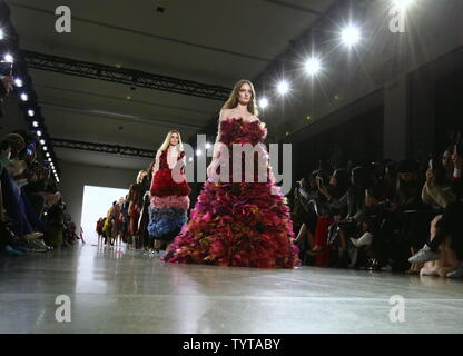 Modelle Spaziergang auf der Landebahn von der Vivienne Hu fashion show während der New York Fashion Week in der Galerie II an der Frühling Studios am 13. Februar 2018 in New York City. Foto von Serena Xu-Ning/UPI Stockfoto