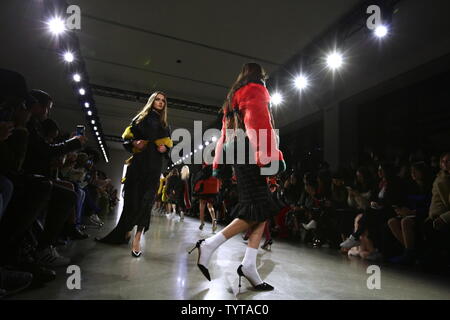 Modelle Spaziergang auf der Landebahn von der Vivienne Hu fashion show während der New York Fashion Week in der Galerie II an der Frühling Studios am 13. Februar 2018 in New York City. Foto von Serena Xu-Ning/UPI Stockfoto