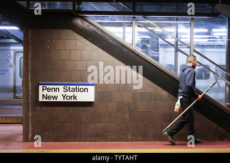 Ein Arbeiter reinigt Glas in der Umgebung um, wo Amtrak Hosts eine Media Tour die Fortschritte und den aktuellen Status der New York Penn Station die Erneuerung der Infrastruktur Arbeit am 16. Februar 2018 in New York City zu sehen. Wichtige Arbeiten zur Umgestaltung der James A. Farley Building in den Stand der Technik begonnen, 225.000 Quadratmeter Moynihan Bahnhof Hall in der Nähe von Penn Station entfernt. Zusammen mit der Nachricht, dass die 1,6 Mrd. $ Projekt wird 12.000+ Konstruktion Jobs und 2.500 dauerhafte Arbeitsplätze schaffen, kommen neue renderings der Station, mit Blick nach außen und schaut auf die 700.000 Quadratfuß-shopping Ein Stockfoto