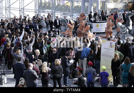 Ein Flash Mob von gigantischen Jurassic Park Dinosaurier ergreifen Sie die besondere Aufmerksamkeit aller im Bereich auf der 115 American International Toy Fair im Jacob K. Javits Convention Center in New York City am 17. Februar 2018. Dies ist die größte Spielzeug und Jugend Produkt Marktplatz in der westlichen Hemisphäre, mehr als 1.000 ausstellenden Hersteller, Distributoren, Importeure und Vertriebspartner rund um den Globus zu präsentieren ihr Spielzeug und Unterhaltung Produkte. Foto von John angelillo/UPI Stockfoto