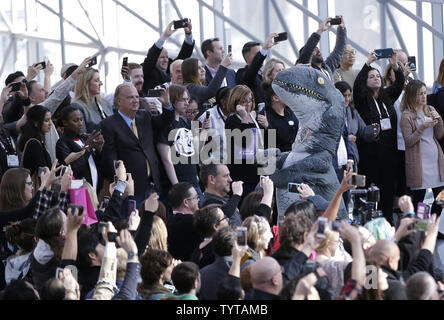 Ein Flash Mob von gigantischen Jurassic Park Dinosaurier ergreifen Sie die besondere Aufmerksamkeit aller im Bereich auf der 115 American International Toy Fair im Jacob K. Javits Convention Center in New York City am 17. Februar 2018. Dies ist die größte Spielzeug und Jugend Produkt Marktplatz in der westlichen Hemisphäre, mehr als 1.000 ausstellenden Hersteller, Distributoren, Importeure und Vertriebspartner rund um den Globus zu präsentieren ihr Spielzeug und Unterhaltung Produkte. Foto von John angelillo/UPI Stockfoto