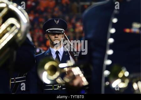 Airman 1st Class Paul Lombardi, 566Th Intelligence Squadron Signal Intelligence Analyst, nimmt an einem Denver Broncos Gruß zu Service pregame ceremony Nov. 27, 2016, Sports Authority Feld an der Meile hoch in Denver. Service Mitglieder nahmen teil sowohl in der pregame und halftime Zeremonien als Teil der Gruß an Service Programm, das darauf abzielt, ihre Hingabe zu erkennen. Stockfoto