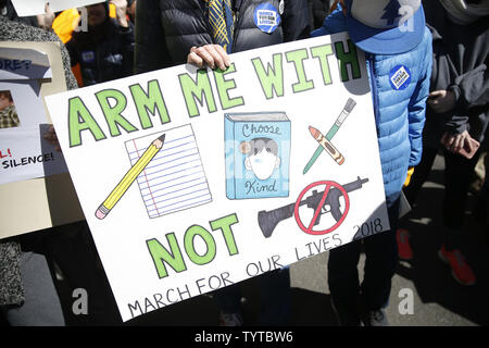 Marchers halten Schilder im März für unser Leben Demonstration in New York City am 24. März 2018. New York City. Hunderttausende Kinder und Erwachsene über dem Land voraussichtlich in Rallyes Samstag als Teil der März für unser Leben ist Bewegung, die aus dem Valentinstag School shooting in Parkland, Florida geboren wurde, getötet, dass 17 Studierende und Mitarbeiter. Foto von John angelillo/UPI Stockfoto
