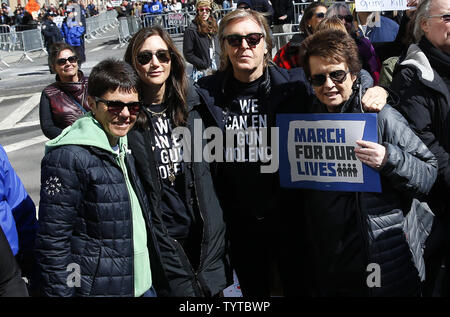 Ilana Kloss, Nancy Shevell, Sir Paul McCartney und Billie Jean King stehen zusammen im März für unser Leben Demonstration in New York City am 24. März 2018. New York City. Hunderttausende Kinder und Erwachsene über dem Land voraussichtlich in Rallyes Samstag als Teil der März für unser Leben ist Bewegung, die aus dem Valentinstag School shooting in Parkland, Florida geboren wurde, getötet, dass 17 Studierende und Mitarbeiter. Foto von John angelillo/UPI Stockfoto