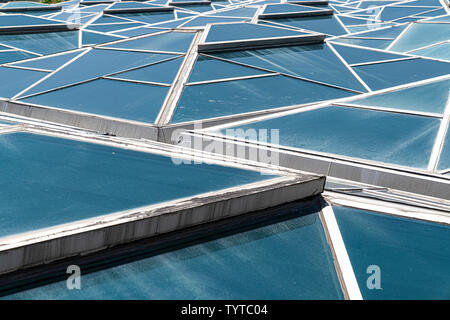 Windows. Transparente Decke, Dach oder Wand mit generischen Glas Einheiten. Hintergrundbeleuchtung Structural Glazing. Nahaufnahme der modernen Architektur Fragment. Abstrakte ge Stockfoto