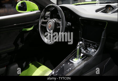 Die 2019 Porsche 911 GT3 RS ist im Jahr 2018 New York International Auto Show" im Jacob K. Javits Convention Center in New York City vorgestellt am 28. März 2018. Die ersten New York Auto Show im Jahr 1900 statt und es war das erste Auto Show je in Nordamerika statt. Über 1 Millionen Besucher erwartet, um die Show zu besuchen. Foto von John angelillo/UPI Stockfoto