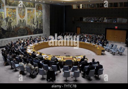Eine Tagung des Sicherheitsrates auf der militärischen Aktivitäten Freitag in Syrien erfolgt in der Sicherheitsrat der Kammer am Sitz der Vereinten Nationen in New York City am 14. April 2018. Es Tagung des Sicherheitsrates wurde auf Wunsch von Russland nach den USA, britischen und französischen Streitkräfte Luftangriffe auf chemische Waffen Ziele gestern in Syrien durchgeführt. Foto von Dennis Van Tine/UPI Stockfoto