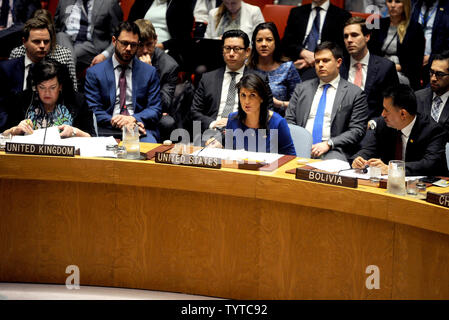 Usa-Botschafter bei den Vereinten Nationen Nikki Haley Adressen eine Sicherheit über die militärische Aktivität Freitag in Syrien im Sicherheitsrat der Kammer am Sitz der Vereinten Nationen in New York City am 14. April 2018. Es Tagung des Sicherheitsrates wurde auf Wunsch von Russland nach den USA, britischen und französischen Streitkräfte Luftangriffe auf chemische Waffen Ziele gestern in Syrien durchgeführt. Foto von Dennis Van Tine/UPI Stockfoto