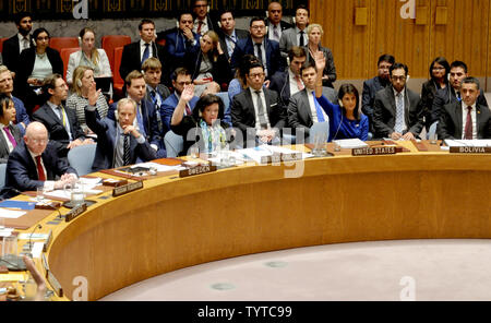 Mitglieder des Sicherheitsrats der Vereinten Nationen die Annahme einer Entschließung auf einer Tagung des Sicherheitsrates auf der militärischen Aktivitäten Freitag in Syrien im Sicherheitsrat der Kammer am Sitz der Vereinten Nationen in New York City am 14. April 2018. Es Tagung des Sicherheitsrates wurde auf Wunsch von Russland nach den USA, britischen und französischen Streitkräfte Luftangriffe auf chemische Waffen Ziele gestern in Syrien durchgeführt. Foto von Dennis Van Tine/UPI Stockfoto
