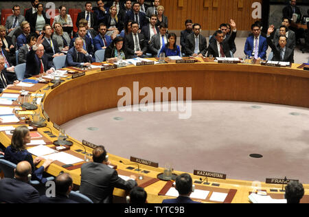 Mitglieder des Sicherheitsrats der Vereinten Nationen die Annahme einer Entschließung auf einer Tagung des Sicherheitsrates auf der militärischen Aktivitäten Freitag in Syrien im Sicherheitsrat der Kammer am Sitz der Vereinten Nationen in New York City am 14. April 2018. Es Tagung des Sicherheitsrates wurde auf Wunsch von Russland nach den USA, britischen und französischen Streitkräfte Luftangriffe auf chemische Waffen Ziele gestern in Syrien durchgeführt. Foto von Dennis Van Tine/UPI Stockfoto