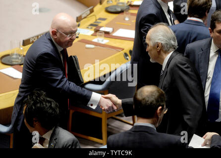 Syriens Botschafter bei den Vereinten Nationen Bashar al-Jaafari schüttelt Hände mit Russlands UN-Botschafter Wassilij Nebenzya nach Abstimmung über eine Entschließung auf einer Tagung des Sicherheitsrates auf der militärischen Aktivitäten Freitag in Syrien im Sicherheitsrat der Kammer am Sitz der Vereinten Nationen in New York City am 14. April 2018. Es Tagung des Sicherheitsrates wurde auf Wunsch von Russland nach den USA, britischen und französischen Streitkräfte Luftangriffe auf chemische Waffen Ziele gestern in Syrien durchgeführt. Foto von Dennis Van Tine/UPI Stockfoto