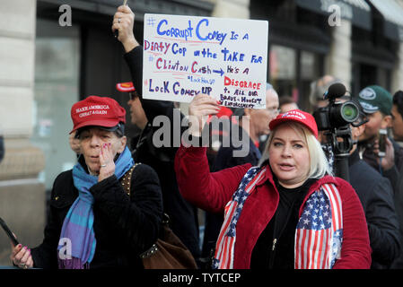 Die Demonstranten halten Schilder draußen, wo ehemalige FBI-Direktor James Comey spricht und melden Sie Kopien von seinem neuen Buch "Eine höhere Loyalität: Wahrheit, Lügen und Führung" bei Barnes & Noble Buchhandlung am 18. April 2018 in New York City. Foto von Dennis Van Tine/UPI Stockfoto