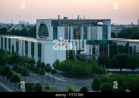 Berlin, Deutschland. 26 Juni, 2019. Die Bundeskanzlei im Abendlicht. Credit: Lisa Ducret/dpa/Alamy leben Nachrichten Stockfoto