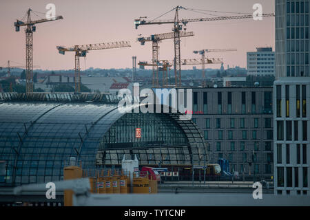 Berlin, Deutschland. 26 Juni, 2019. Eine S-Bahn fährt zum Berliner Hauptbahnhof. Credit: Lisa Ducret/dpa/Alamy leben Nachrichten Stockfoto