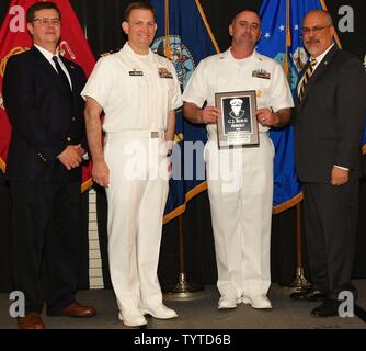 DAHLGREN, Va. (17. Mai 2017) - der Master Chief Brand Controlman Nathaniel Melvin hält die C.J. Rorie Award Momente nach Empfang von Naval Surface Warfare Center Dahlgren Division (NSWCDD) Führung auf der Hauptversammlung des Befehls ehre Preisverleihung. Melvin war für hervorragenden Service als NSWCDD Command Master Chief anerkannt. Melvin auch prompt technische Antworten auf Aegis an Land Raketenabwehrsystem Komplex in Rumänien und USS Benfold (DDG65) unterwegs, während die nationale Aufgaben, nach dem Zitat. Stehend nach rechts: NSWCDD Stabschef Chuck Campbell; NSWC Stockfoto